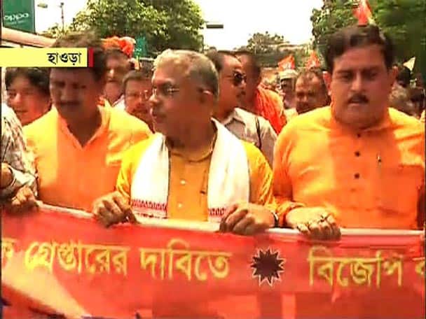 মিছিলে হাঁটা শুরু করেন দিলীপ ঘোষ। সাধারণ মানুষ এই মিছিলে যোগ দিয়েছে। 