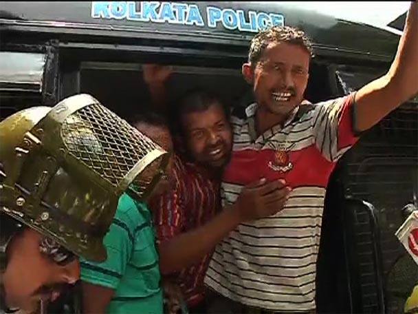 বাসে বিজেপির পতাকা দেখে লালবাজার ও বিবি গাঙ্গুলি স্ট্রিটের সংযোগস্থলে বাসটিকে আটকান পুলিশকর্মীরা। বাসের বিজেপি কর্মী ও সমর্থকরা জানান, তাঁরা নদিয়ার হরিণঘাটা থেকে এসেছেন। তাঁদের গ্রেফতার করে পুলিশ। বাসটিকে আটক করা হয়। 