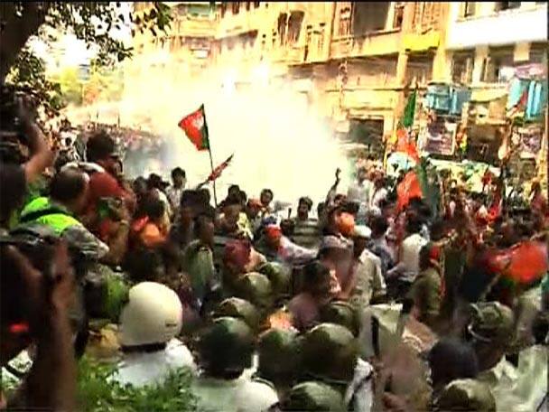  টি বোর্ডের সামনে ব্যারিকেড ভাঙার চেষ্টা করেন বিজেপি কর্মী-সমর্থকেরা