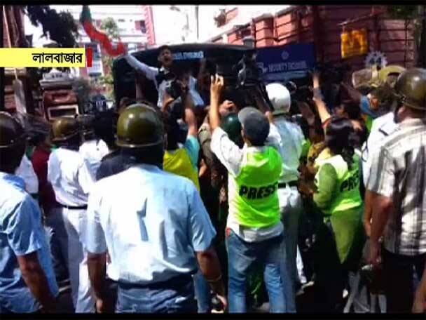 কাঁদানে গ্যাসের শেল ফাটিয়ে, লাঠিচার্জ করে পরিস্থিতি নিয়ন্ত্রণে আনার চেষ্টা করে পুলিশ। 