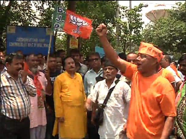ধর্মতলার ওয়াই চ্যানেলের মিছিলের নেতৃত্বে রাহুল সিংহ এবং রূপা গঙ্গোপাধ্যায়। মেদিনীপুর থেকে কর্মী ও সমর্থকদের নিয়ে পৌঁছে গেছেন লক্ষ্মণ শেঠ।