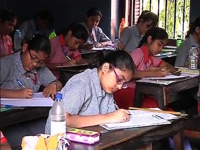 2021 Higher secondary may get deffered to June, Madhyamik may see syllabus curtailed: Sources করোনার জের, মার্চের বদলে ২০২১ উচ্চমাধ্যমিক জুনে? মাধ্যমিকে ৪০ শতাংশ পর্যন্ত সিলেবাসে কাটছাঁটের ভাবনা