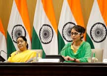 দেখুন, পাকিস্তান থেকে দেশে ফিরে আবেগপ্রবণ হয়ে পড়লেন উজমা আহমেদ