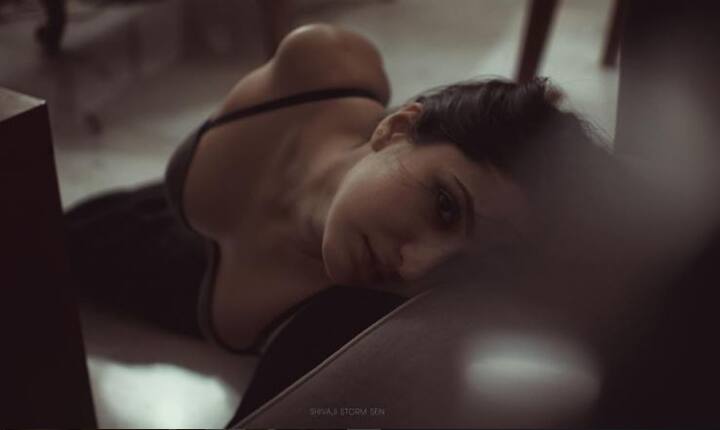 ইশা বলেছেন, সংলাপের বিষয় নিয়ে তিনি একতার অফিসে ছিলেন। সেই সময়ই তাঁকে ওই প্রস্তাব দেওয়া হয়। 