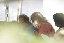 দেখুনতো চিনতে পারছেন বলিউডের কোন দুই অভিনেতা রয়েছেন এখানে?