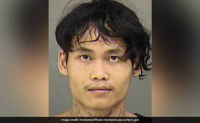 %ef%bb%bfpassenger Tries To Bite A Flight Attendant Then Leaps Off Plane In N C নিউ ইয়র্কে বিমান কর্মীকে কামড়ানোর চেষ্টা করে প্লেন থেকে লাফ দিল যাত্রী