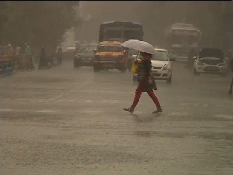 বঙ্গোপসাগরে ঘূর্ণাবর্ত, পাশাপাশি মৌসুমী বায়ুর জেরে বৃষ্টির পূর্বাভাস দক্ষিণবঙ্গে