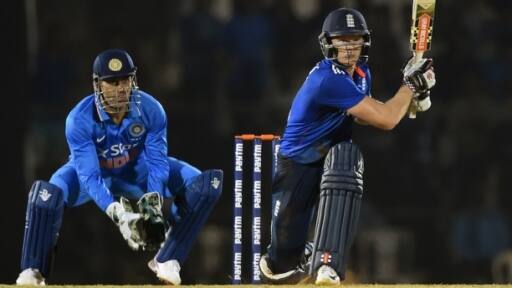 এখনও পর্যন্ত ১১ ম্যাচে ধোনির শিকার সংখ্যা ১৫। এর মধ্যে রয়েছে ১১টি ক্যাচ ও চারটি স্টাম্পিং।