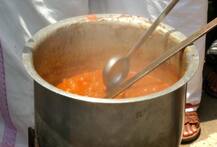 কেরলে ট্রেনি পুলিশের মেনু থেকে 'বাদ'! থানার সামনে বিফ কারি, রুটি বিলি করল কংগ্রেস