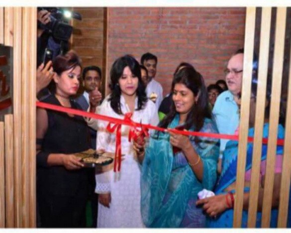 Up Minister Swati Singh Inaugurates Beer Bar In Lucknow Pictures Go Viral বিয়ার বার উদ্বোধন করে বিতর্কে উত্তরপ্রদেশের মন্ত্রী স্বাতী সিংহ