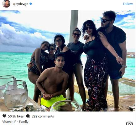 সেখানেই অভিনেত্রীকে বহু যুগ পর দেখা গেল সাঁতারের পোশাকে