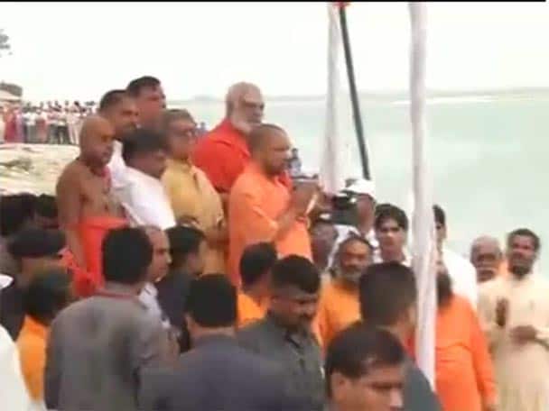 Amid Chants Of Jai Sri Ram Yogi Offers Prayers At Saryu Ghat In Ayodhya অযোধ্যা সফরে আদিত্যনাথ, অস্থায়ী রামমন্দিরে দিলেন পুজো