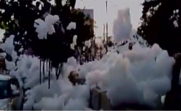 Foam Spilling Out On Bengaluru Roads Ngt Raps Karnataka Government বেঙ্গালুরুর রাস্তায় ভার্থুর হ্রদের বিষাক্ত ফেনা, কর্ণাটক সরকারকে তোপ গ্রিন ট্রাইব্যুনালের