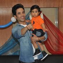 তুষার কপূরের ছেলে লক্ষ্যর এক বছরের জন্মদিনে সব নজর ছিল করিনা-পুত্র তৈমুরের দিকে!