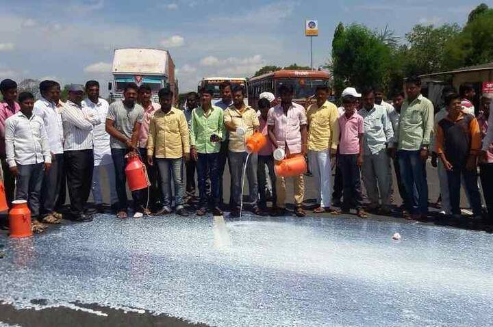 কৃষকরাই এভাবে দুধ ও আনাজ নষ্ট করায় এবং হিংসায় জড়ানোয় অনেকেই তাঁদের ভূমিকার সমালোচনা করছেন