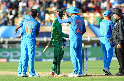 গত ৪২ বছরে বহুদেশীয় প্রতিযোগিতায় পাকিস্তানের বিরুদ্ধে ভারতের রেকর্ড উজ্জ্বল। সেই রেকর্ডই উন্নত করল বিরাট কোহলির দল। ছবি এপি/এএফপি