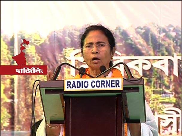 Mamata Issues Stern Warning To Gorkha Janmukti Morcha 'বন্দুককে ভয় পাইনা', পাহাড়ে গিয়ে মোর্চাকে হুঁশিয়ারি মমতার