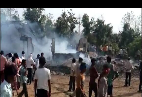 মধ্যপ্রদেশে আতসবাজি কারখানায় আগুন, নিহত ২১ 21 Dead 10 Injured In A Fire At Cracker Factory In Mp মধ্যপ্রদেশে আতসবাজি কারখানায় আগুন, নিহত ২১