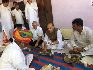 জয়পুরে বিজেপি কর্মীর বাড়িতে মধ্যাহ্নভোজন সারছেন রাজনাথ সিংহ