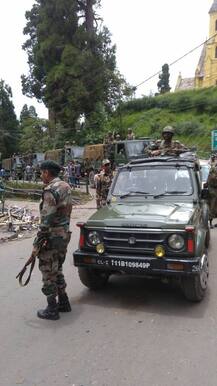 ছবিতে দেখুন: অগ্নিগর্ভ পাহাড়ের বিভিন্ন রাস্তায় সেনার ফ্ল্যাগ মার্চ
