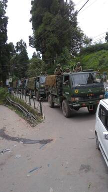 ছবিতে দেখুন: অগ্নিগর্ভ পাহাড়ের বিভিন্ন রাস্তায় সেনার ফ্ল্যাগ মার্চ