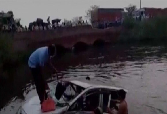Car Fell Into Canal In Mathura 10 Dead মথুরায় খালে পড়ল গাড়ি, মৃত ১০