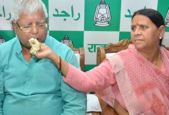 ২ ছেলে তেজপ্রতাপ ও তেজস্বীর জন্য ‘সংস্কারী বহু’ খুঁজছেন রাবড়ি Rabri Devi Is Looking For Sanskari Bahu For Sons Tej Pratap And Tejashwi ২ ছেলে তেজপ্রতাপ ও তেজস্বীর জন্য ‘সংস্কারী বহু’ খুঁজছেন রাবড়ি