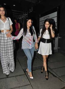 দুই স্টাইলিশ কন্যার সঙ্গে ডিনারে শ্রীদেবী, ছবি বলছে কোথাও যেন ৮০ র ডিভার চেহারায় থাবা বসিয়েছে বয়স, আপনার কী মত?