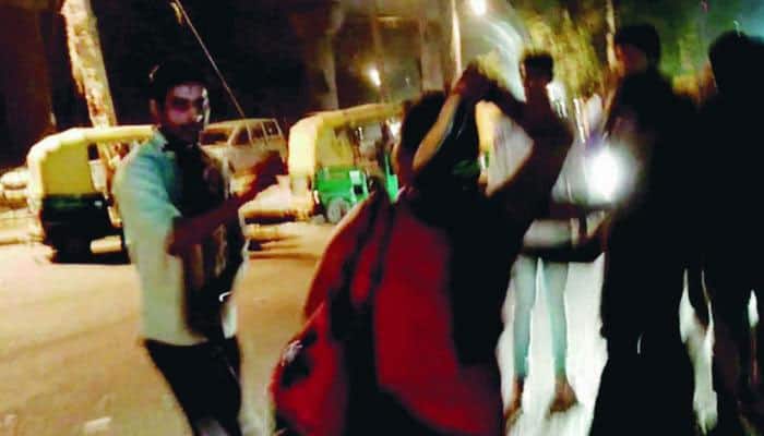 শ্লীলতাহানির চেষ্টা, পাবের মহিলা কর্মীরা চপ্পল খুলে প্রকাশ্যে পেটাল হামলাকারীকে Woman Staff Of Pub Thrash Molester Video Goes Viral শ্লীলতাহানির চেষ্টা, পাবের মহিলা কর্মীরা চপ্পল খুলে প্রকাশ্যে পেটাল হামলাকারীকে