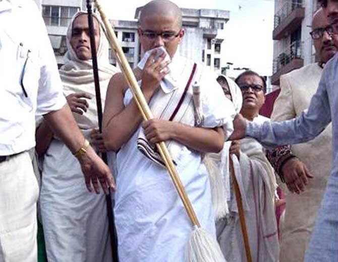 যেমন ভাবা তেমন কাজ। গত ৮ তারিখ সন্ন্যাসী হওয়ার জন্য প্রয়োজনীয় দিক্ষা নেয় বর্শিল। গাঁধীনগরে সেই অনুষ্ঠান হয়। 