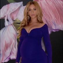 এই হলিউড তারকা তাঁর যমজ সন্তানের জন্ম দেবেন বাড়িতে আঁতুরঘরে, হাসপাতালে নয়