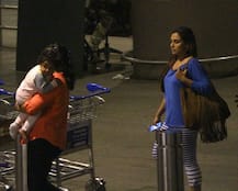 বহুদিন বাদে বিমানবন্দরে একসঙ্গে ফ্রেমবন্দি হলেন বলিউডের একসময়ের একনম্বর নায়িকা ও তাঁর মেয়ে!