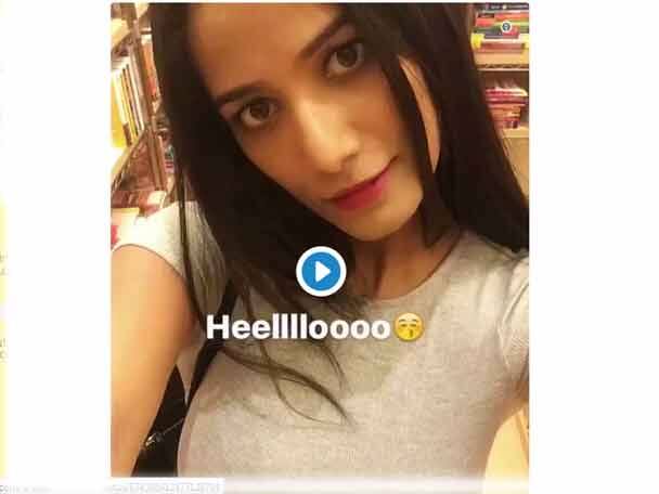 বাইকের ওপর বসে রয়েছেন পুনম পাণ্ডে