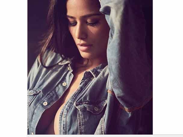 বাইকের ওপর বসে রয়েছেন পুনম পাণ্ডে