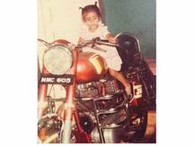 বলুনতো বলিউডের কোন লাস্যময়ীর এটা শৈশবের ছবি