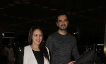 গ্রিস যাওয়ার আগে বিমানবন্দরে ফ্রেমবন্দি হেমা মালিনীর কন্যা অন্তঃসত্ত্বা এষা দেওল