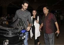 গ্রিস যাওয়ার আগে বিমানবন্দরে ফ্রেমবন্দি হেমা মালিনীর কন্যা অন্তঃসত্ত্বা এষা দেওল