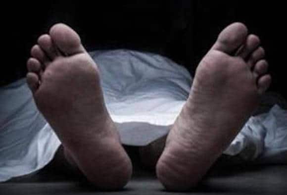 Daughter held for beating father to death, paramour absconding নয়ডায় বাবাকে পিটিয়ে মারল মেয়ে, প্রেমিক বেপাত্তা