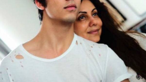 Shah Rukhs Son Aryan Khan Shares A Pic Posing Alongside Mommy Gauri With A Heartwarming Message মায়ের সঙ্গে ছবি পোস্ট করল শাহরুখ পুত্র, সঙ্গে হৃদয় ছুঁয়ে যাওয়া বার্তা
