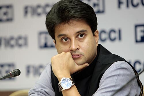 Jyotiraditya scindia on changing his twitter bio  ট্যুইটার হ্যান্ডল থেকে কংগ্রেস-পরিচয় মুছে দিলেন জ্যোতিরাদিত্য