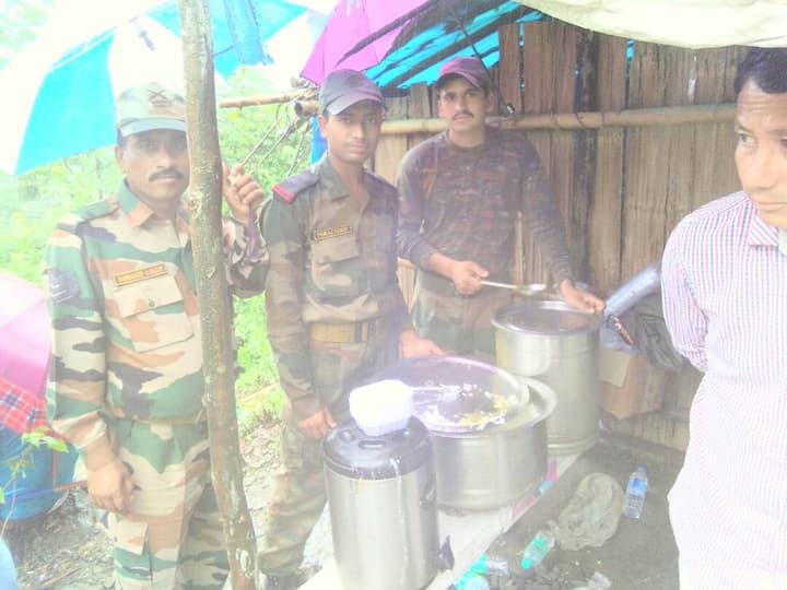 শুধু উদ্ধার করাই নয়, তাঁদের খাবার ও ওষুধের ব্যবস্থাও করা হয়ে সেনার তরফে। 