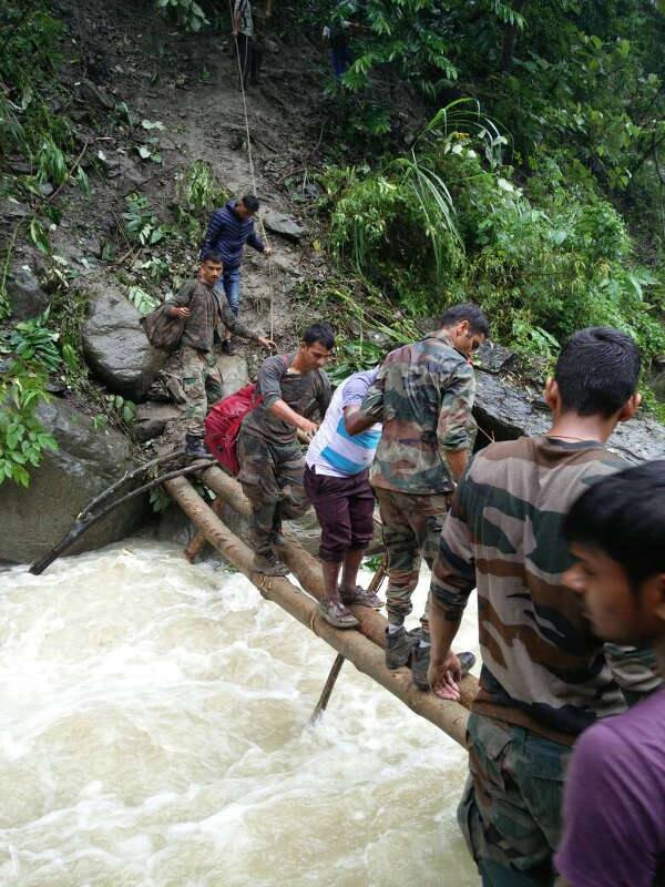 কোম্পানি কম্যান্ডারের নেতৃত্বে উদ্ধারকার্যে অংশ নেয় সেনাবাহিনীর স্থানীয় ইউনিট। 