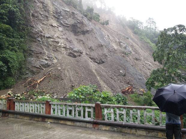 ভালুকপং থেকে ৭ কিলোমিটার দূরে দুটি জায়গায় ধস নামে। ধসের মধ্যবর্তী জায়গায় এঁরা সকলেই রবিবার থেকে আটকে পড়েছিলেন। 