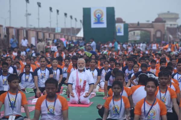 মোদীর আরও দাবি, পৃথিবীর সবদেশের মানুষ ভারতের ভাষা, সংস্কৃতি, ঐতিহ্যকে না বুঝলেও, ইন্ডিয়াকে চিনছে যোগের মাধ্যমে।