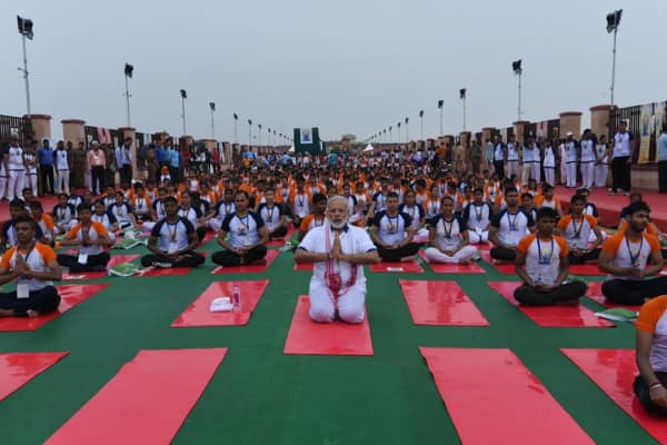  আগে যোগভ্যাসটি শুধুমাত্র সাধু-সন্ন্যাসীদের মধ্যেই জনপ্রিয় ছিল। কিন্তু আজ এটা আমজনতার জীবনের এক বিশেষ অঙ্গ হয়ে গেছে