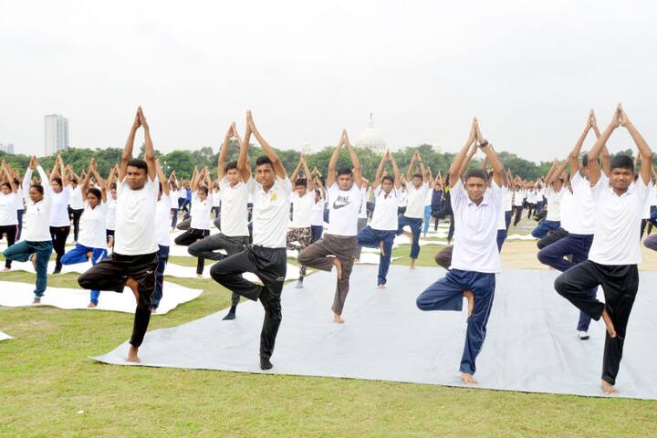 এদিকে, এদিন প্রায় সাড়ে ৬৫০০ এনসিসি ক্যাডেট কলকাতার ব্রিগেড প্যারেড গ্রাউন্ডে যোগ দিবস পালন করে। 