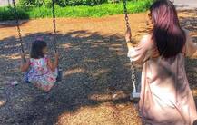 বলিউডের বিভিন্ন তারকার ছুটি কাটানোর ছবি দেখেছেন, দেখুন তো দোলনায় বসে আনন্দে আত্মহারা কোন তারকা?