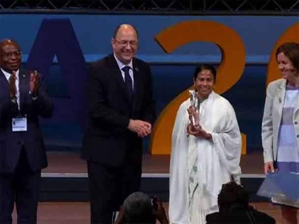 বাজিমাত বাংলার, রাষ্ট্রপুঞ্জে স্বীকৃতি ‘কন্যাশ্রী’র, জনসেবায় পুরস্কার পেলেন মমতা Mamata Banerjee Receives Award For Kanyashree In The Un বাজিমাত বাংলার, রাষ্ট্রপুঞ্জে স্বীকৃতি ‘কন্যাশ্রী’র, জনসেবায় পুরস্কার পেলেন মমতা