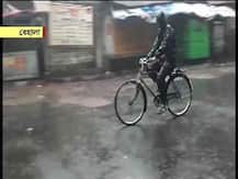 জোড়া নিম্নচাপ ও ঘূর্ণাবর্তে কলকাতা ও জেলায় প্রবল বৃষ্টি, পূর্বাভাস চলবে আগামী ২৪-ঘণ্টা