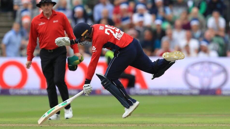 England Batsmen Jason Roy Was Given Out For Obstructing The Field দেখুন: টি ২০-তে এই প্রথম, অদ্ভূতভাবে আউট হলেন ইংল্যান্ডের জেসন রয়